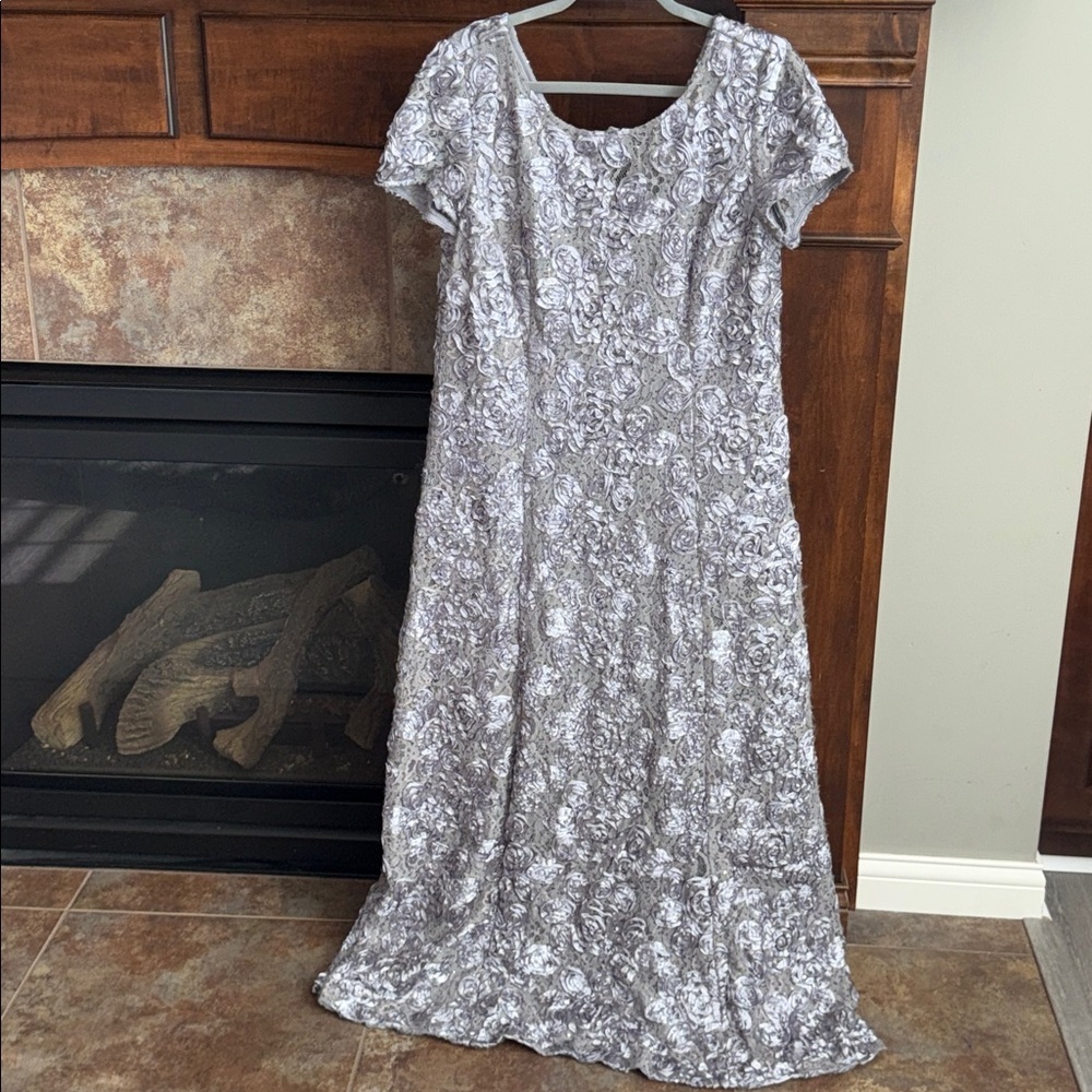 Alex Evenings gray rosette lace embellished short sleeve formal
maxi dress sz 16